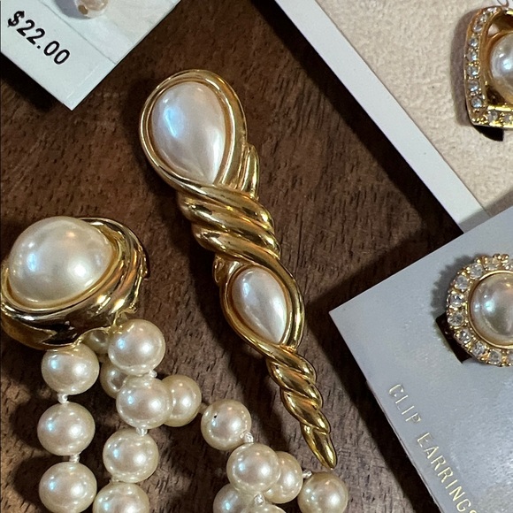 Vintage Pearl Gold Tone Jewelry Lot with Clip Earrings Necklace Brooch Hair Clip - Picture 7 of 9
